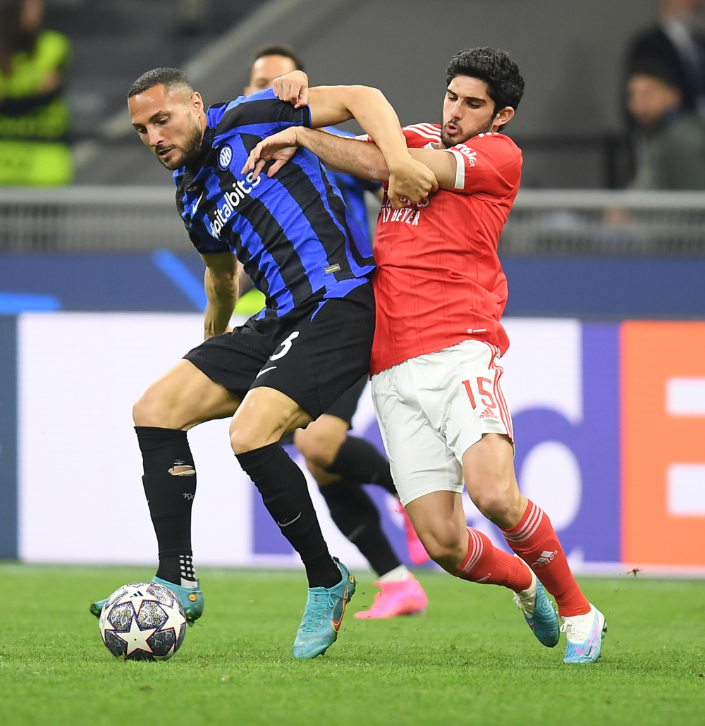 生涯篮板数破10000大关！戈贝尔赛后收到本场的比赛用球（戈贝尔生涯篮板突破一万，赛后获赠本场比赛用球）