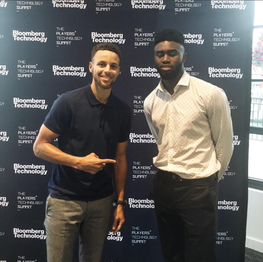 布斯克茨与阿尔巴现身迈阿密网球表演赛，为同胞阿卡助阵（布斯克茨、阿尔巴亮相迈阿密网球表演赛，为同胞阿卡助威）