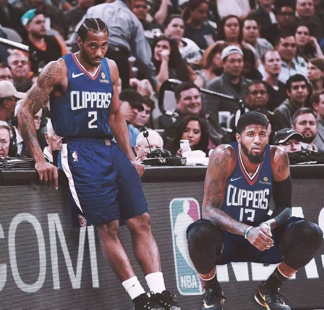 詹姆斯篮板抢断关键时刻锁定胜局（詹姆斯关键篮板抢断一锤定音）