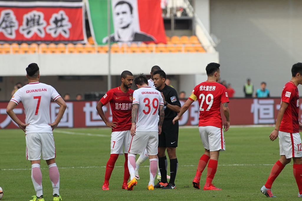 中场铁人再次踢满全场，体能状态亮眼（中场悍将再度打满90分钟，体能爆棚）