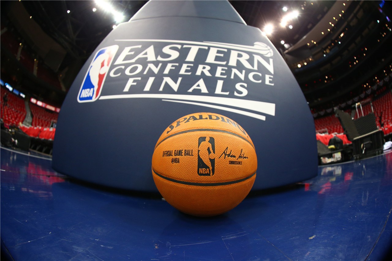 造杀伤！拉拉维亚强攻造成埃奇库姆犯规 随后2罚1中（拉拉维亚强突造埃奇库姆犯规，罚球线2罚中1）