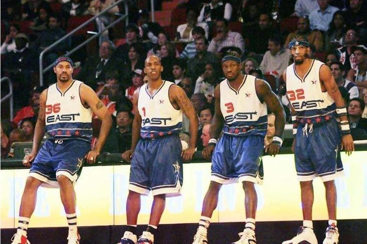 球迷调侃詹姆斯没头发，后者回应：你知道我有，而且多的是（球迷调侃詹皇秃头，詹姆斯回怼：我头发多着呢）