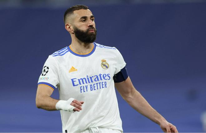 又上头了！克里斯被换下场 替补席摊手疯狂抱怨（又炸了！克里斯被换下后在替补席摊手狂抱怨）