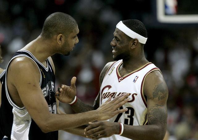 进攻层次性！詹姆斯跳投被马威盖 艾顿二次进攻得分（攻势层层推进！詹姆斯跳投遭马威封盖，艾顿二次进攻打成）