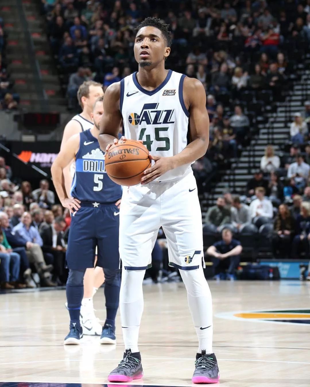 拉菲尼亚的王者归来：巴萨的定海神针与欧冠梦想（拉菲尼亚强势回归：巴萨的中流砥柱与欧冠雄心）